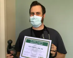 Image for post: Nurse Honored With DAISY Award After Showing Admirable Qualities of Palm Tree