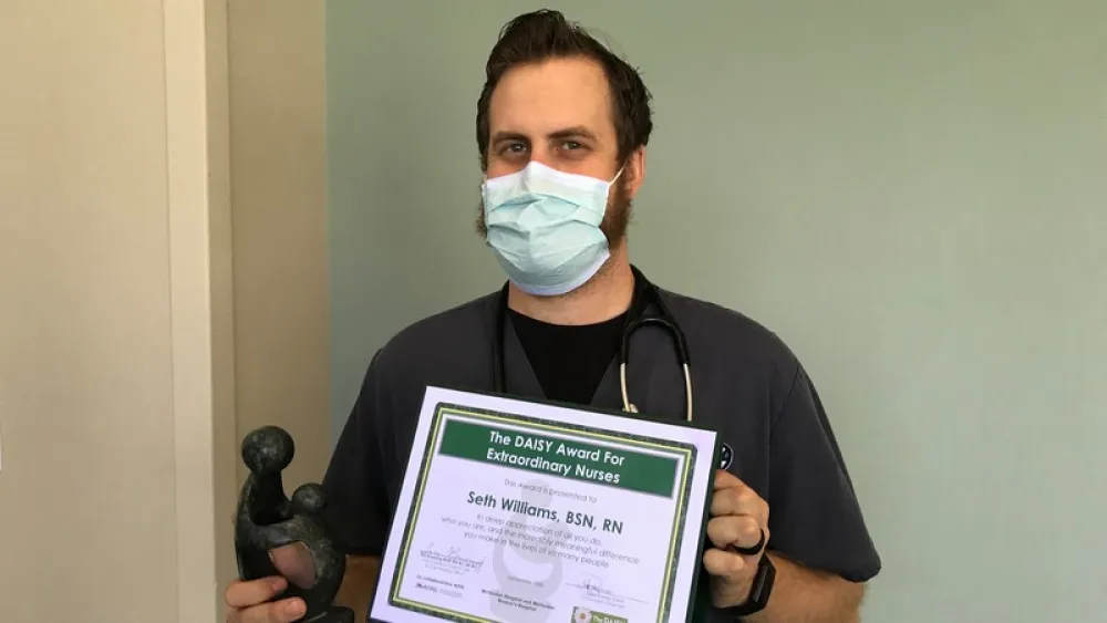 Image for post: Nurse Honored With DAISY Award After Showing Admirable Qualities of Palm Tree