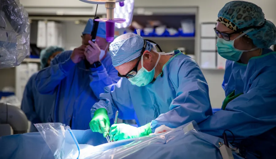 12 May 2021 – TMOC Magazine Summer 2021 Cardiology Clinical Trials – Cardiologist Matthew Latacha, MD, performs a Solve CRT clinical trial surgery as Methodist Physicians Clinic Clinical Research Coordinators DruAnne McMartin and Danielle Frodyma, Phd, along with members of EDR Clinical Consultant at Methodist Hospital on May 12, 2021. PHOTO by Daniel Johnson/Methodist Health System